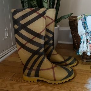 Burberry Rainboots hardly worn!
